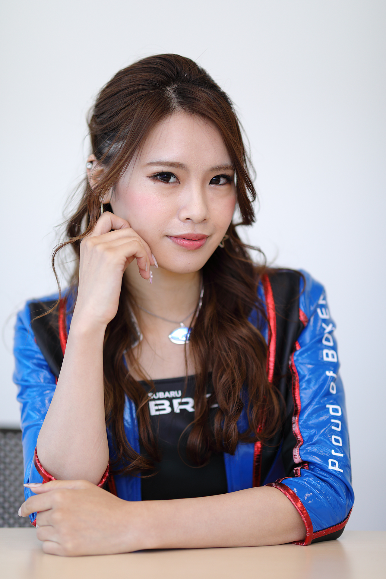 最もバウンス撮影しやすい白い天井、白い壁の部屋にて。右の横位置写真のみ若干発光量が強いのか、顎の下にトップから降り注ぐ光の影が確認できますが、どのカットも自然です