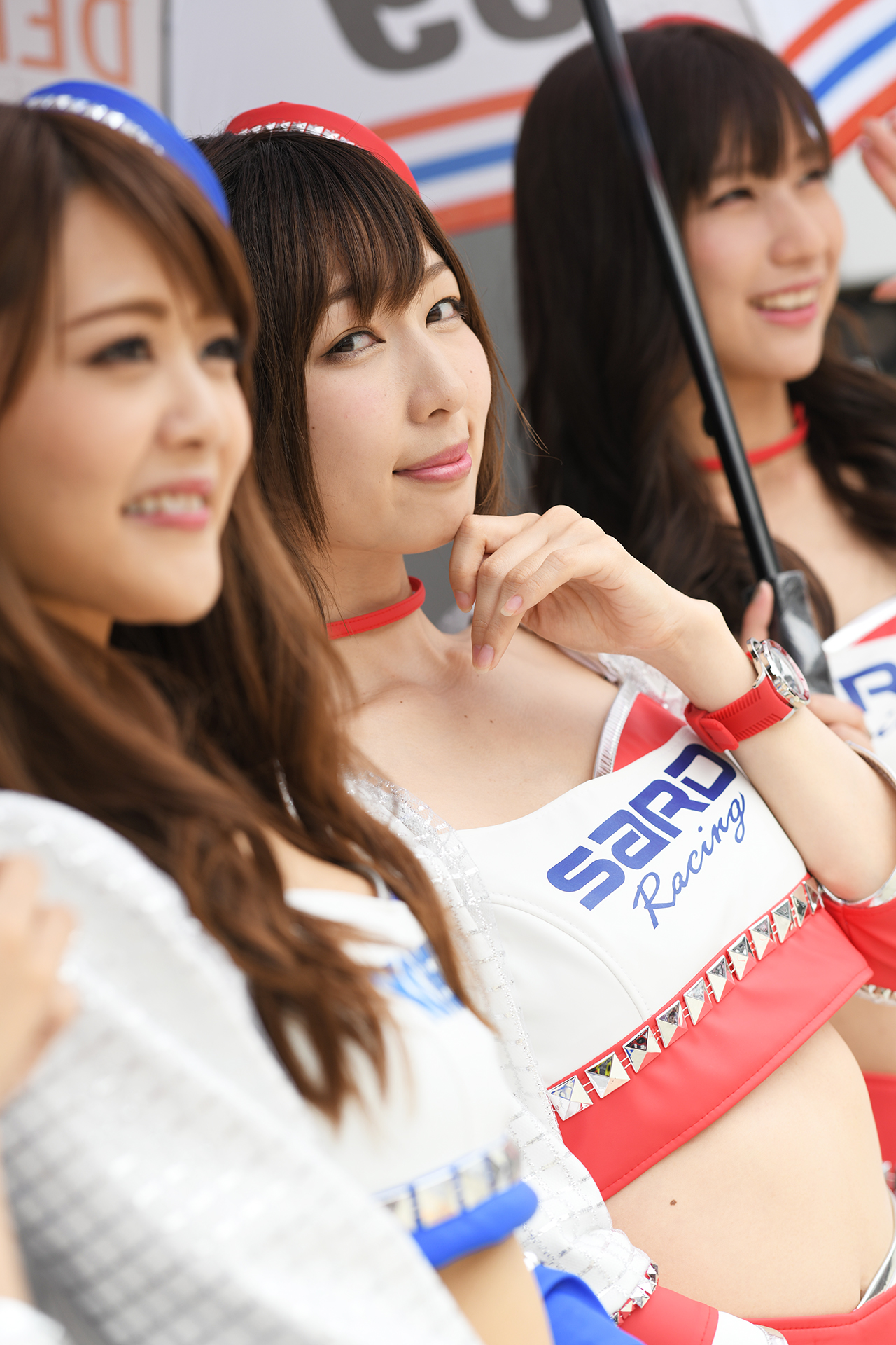 立ち並ぶレースクイーンの中でたった1人と写真でコミュニケーションが取れている気分。絞りF4でもこれだけボケます