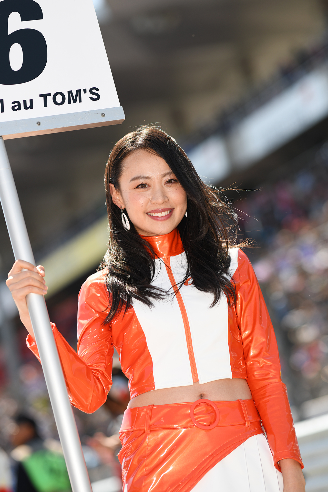 アングルを工夫すれば、グリッドウォークでも背景のボケを生かした撮影は可能なんですね。こんな場合、ハイスピードシンクロは必須です