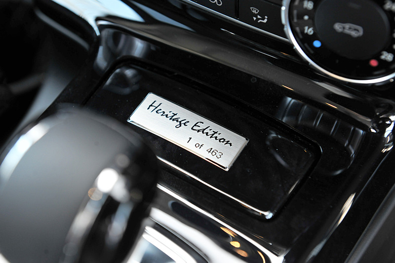 インテリアではシートヒーター付きの本革シート（前席・後席シートヒーター付）を採用するとともに、センターコンソールに「Heritage Editionプレート」を装着