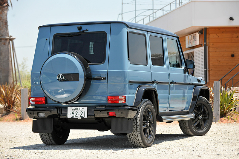 今回試乗したのは、現行Gクラス最後の特別仕様車「G 350 d Heritage Edition（ヘリテージ エディション）」（1190万円）。このシリーズは「プロフェッショナルブルー（原名：チャイナブルー）」160台、「ブルーブラック」130台、「インペリアルレッド」100台、「マラカイトグリーン」40台、「ライトアイボリー」33台の計463台のみが設定される。ボディサイズは4575×1860×1970mm（全長×全幅×全高）、ホイールベースは2850mm。車両重量は2580kg