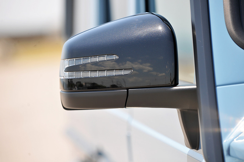 エクステリアでは「ブラックペイント18インチ5ツインスポークアルミホイール」（タイヤはブリヂストン「DUELER H/P」。サイズはP265/60 R18）に加え、随所にオブシディアンブラックのアクセントを与える「ナイトパッケージ」を特別装備