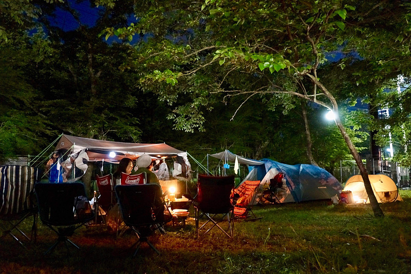 24時間レースをキャンプ＆BBQしながら観戦するというのは、初めての体験。3家族が集まって、こんなに大がかりな「橋本洋平応援団ベースキャンプ」ができました（笑）。昼間は木陰で涼しく、夜は夜でまたいい雰囲気で、長年の夢が1つ叶った感じです