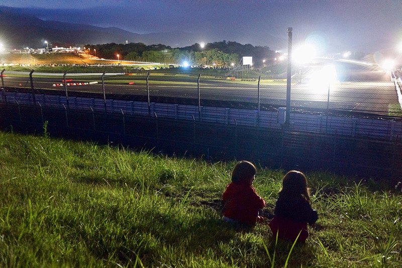 私にとっては20数年ぶり、娘にとっても初体験となったナイトレース観戦。夜はぐっと冷え込んできたので、防寒着をたくさん持ってきて正解でした。虫対策も心配してましたが、100円ショップで売っていた虫除けシールを洋服のあちこちに4枚くらい貼ったら、どこも刺されず