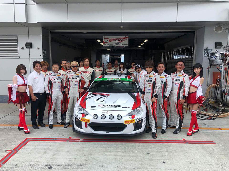 夫が今回の24時間レースでお仲間に入れてもらったのは、S耐にフル参戦している「CUSCO RACING」。ドライバーはターザン山田こと山田英二さん、86ワンメイクレースのクラブマンクラスチャンピオンでもある遠藤浩二さん、今年の86ワンメイクレースではライバルでもある中島保典さん、先日のニュル24時間レースにも参戦していた松井猛敏さん、そして橋本洋平という5人体制。予選はマシンの調子が今ひとつでクラス11番手からのスタートでしたが、決勝では一つずつ上がってクラス5位で見事完走を果たしました