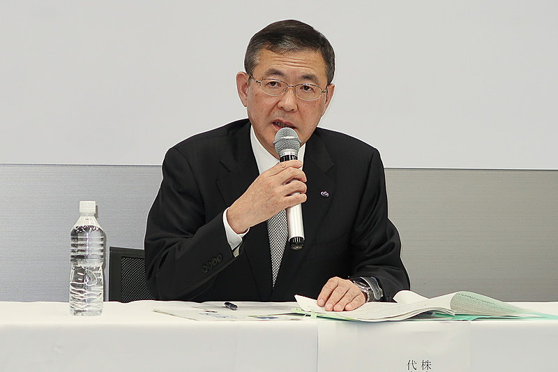 4月27日に行なわれた記者会見で説明を行なう株式会社SUBARU 代表取締役社長 吉永泰之氏