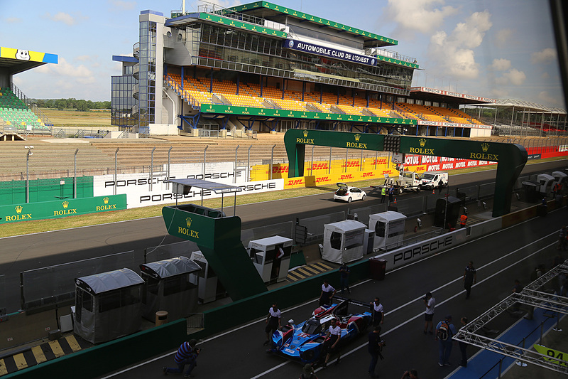 ホームストレートはスタート直後のエスケープゾーンが拡大され、レイアウトが変更されている