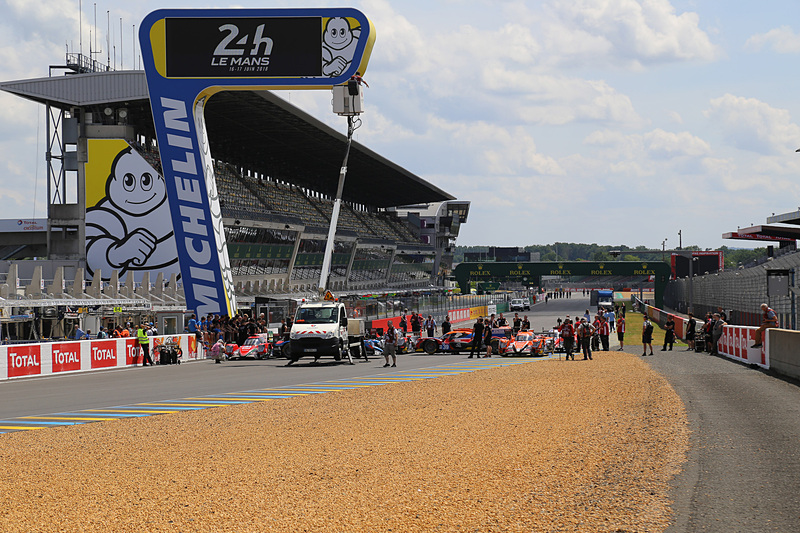 ホームストレートはスタート直後のエスケープゾーンが拡大され、レイアウトが変更されている