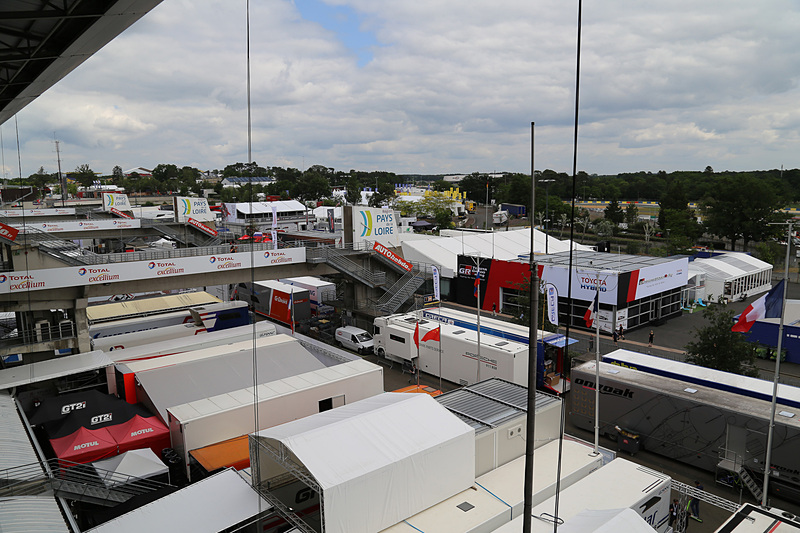 ホームストレートはスタート直後のエスケープゾーンが拡大され、レイアウトが変更されている