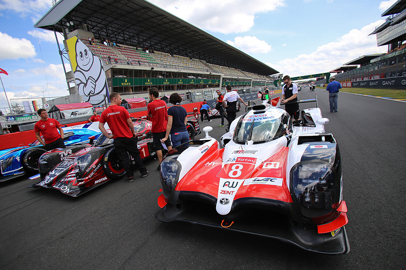 撮影のために並べられた8号車 トヨタ TS050 HYBRIDなど