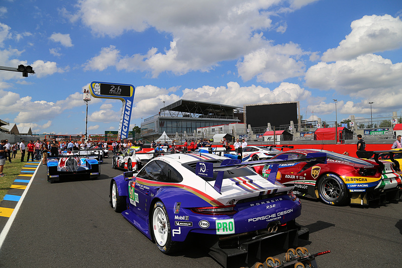 往年の「ロスマンズカラー」を彷彿させるポルシェ 911 RSR 91号車