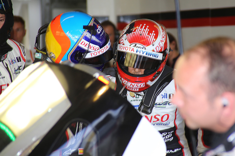 中嶋一貴選手（右）とフェルナンド・アロンソ選手（左）