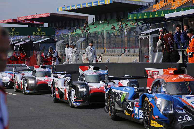 午前のセッションでピットロードに並ぶ2台のトヨタ TS050 HYBRID