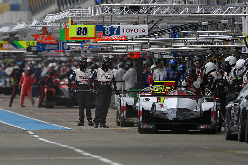 午後のセッションを控えたトヨタのピット