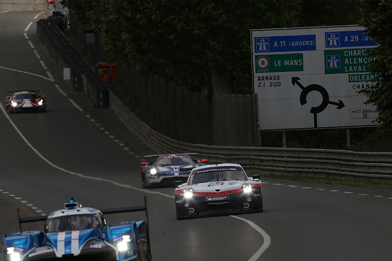 GTE PROクラスで3分52秒551のベストタイムをマークしたポルシェ 911 RSR 93号車