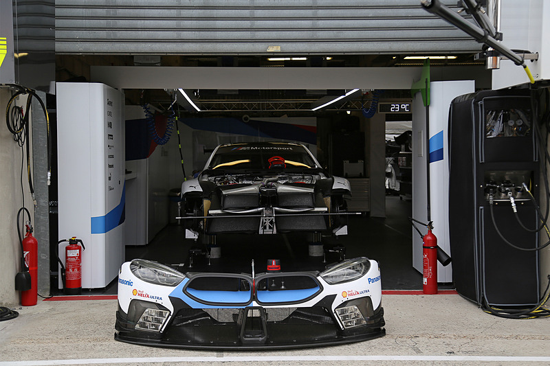 7年ぶりに復帰した2台のBMWのピットと走り