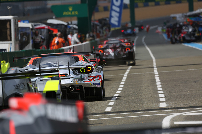 ピットに戻る各マシンを後方から