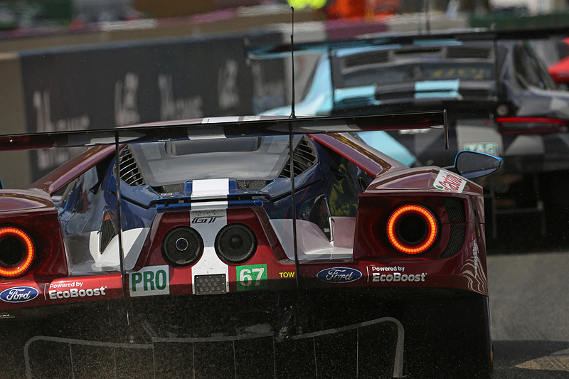 ピットに戻る各マシンを後方から