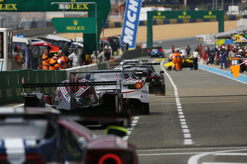 ピットに戻る各マシンを後方から