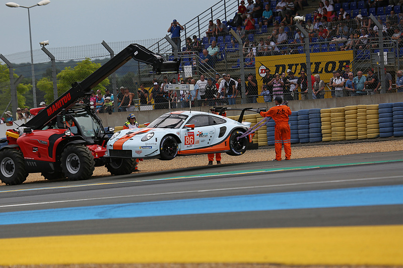 ダンロップブリッジ手前でスピンしたLM GTE AMクラスのポルシェ911 RSRA（GULF RACING）