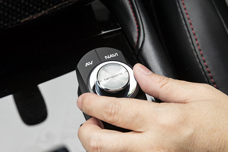 ジョイスティックのほか周囲のダイヤル部分も利用可能。地図の縮尺を変更する際はとくに便利