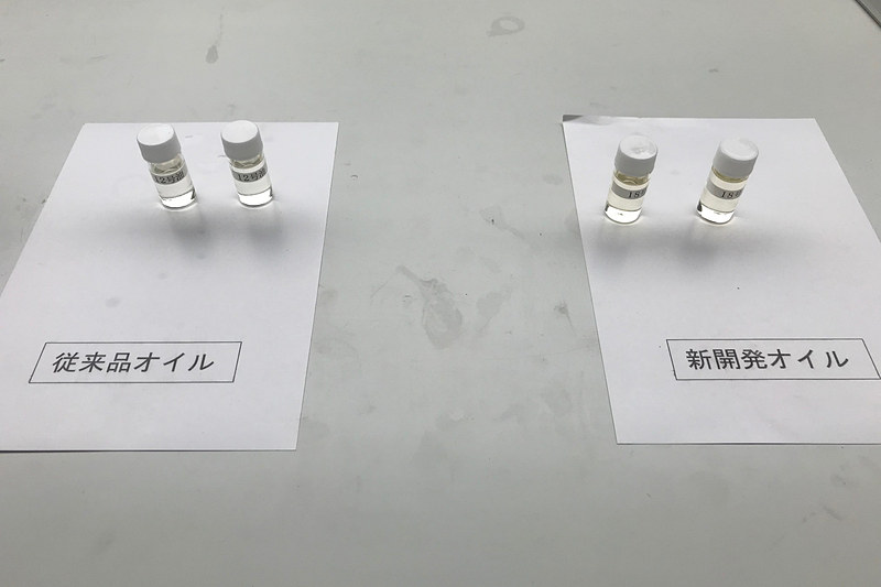 小瓶に入ったサスペンションオイルのサンプル。左が従来品、右が新製品だが、見ただけではよく分からない……
