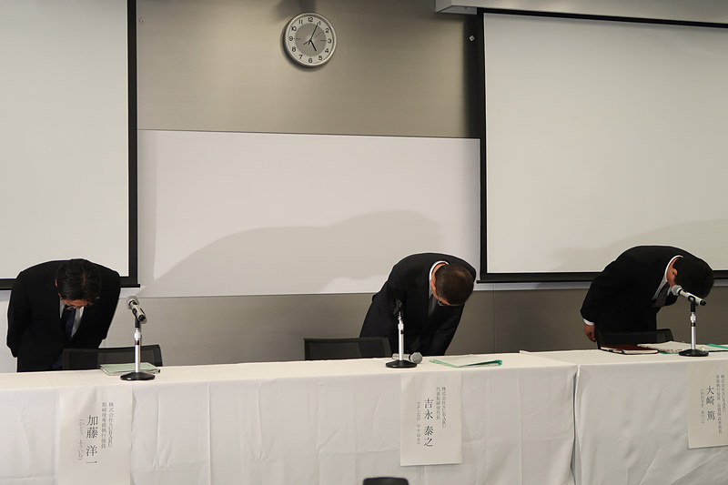 会見の冒頭で、株式会社SUBARU 代表取締役社長 吉永泰之氏（中央）、株式会社SUBARU 取締役専務執行役員 加藤洋一氏（左）、株式会社SUBARU 常務取締役員 品質保証本部長 大崎篤氏の3人があらためて陳謝