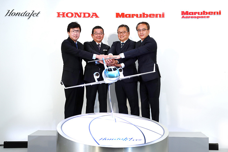 左から、ホンダ エアクラフト カンパニー 代表取締役社長 藤野道格氏、本田技研工業株式会社 代表取締役社長 八郷隆弘氏、丸紅株式会社 輸送機グループCEO 常務執行役員 氏家俊明氏、丸紅エアロスペース株式会社 代表取締役社長 遠矢源太郎氏