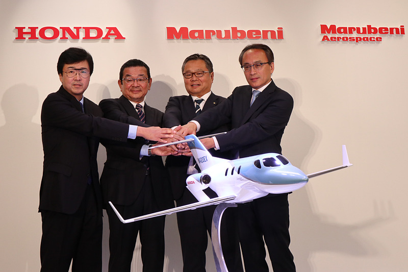 「HondaJet Elite」の受注開始発表会の登壇者。左からホンダ エアクラフト カンパニー 代表取締役社長 藤野道格氏、本田技研工業株式会社 代表取締役社長 八郷隆弘氏、丸紅株式会社 輸送機グループCEO 常務執行役員 氏家俊明氏、丸紅エアロスペース株式会社 代表取締役社長 遠矢源太郎氏
