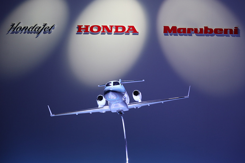 発表会の会場壇上で展示されていたHondaJet Eliteの模型