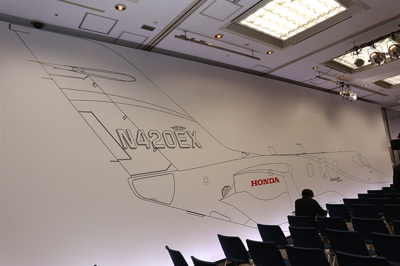 会場の壁一面を使い、HondaJet Eliteの「ほぼ原寸大」というイラストを紹介