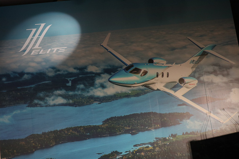 演台の背景にもHondaJet Eliteのイラストが