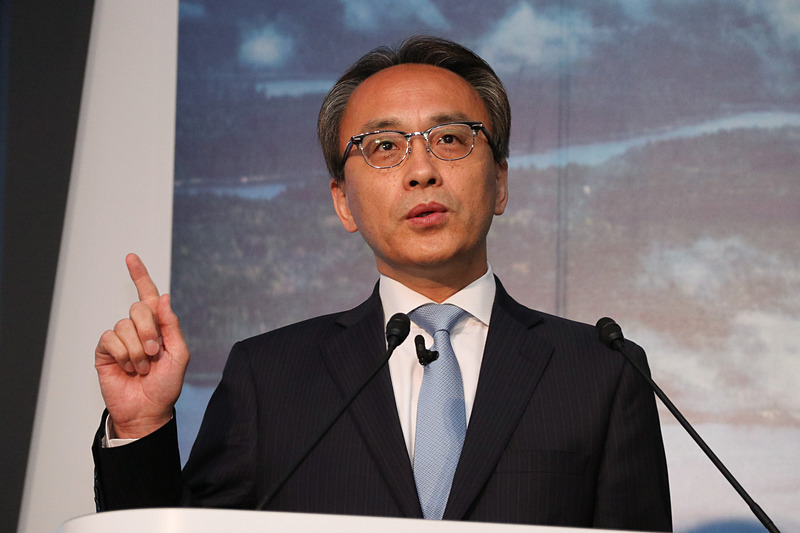 丸紅エアロスペース株式会社 代表取締役社長 遠矢源太郎氏は「本田技研工業さまが航空機の研究・開発を始められたのは1986年とのことですが、その同じ年に私たちはビジネスジェット機の国内販売を開始しました。両社における取り組みは製造分野と販売分野で異なりますが、偶然にもほぼ同じ歩みをしてきたと言えます。その2社が、今日から手を携えて日本の空を変えていきます。今までのように個人のオーナーさまが、好きなときに好きな場所に行けるといった使い方はもちろん、国内でのチャーター運航による移動や、主要空港に到着したお客さまを中央都市に直接お連れする乗り継ぎサービスなどにも、リーズナブルな運航コストを誇るHondaJetは大変適しております」とコメントした