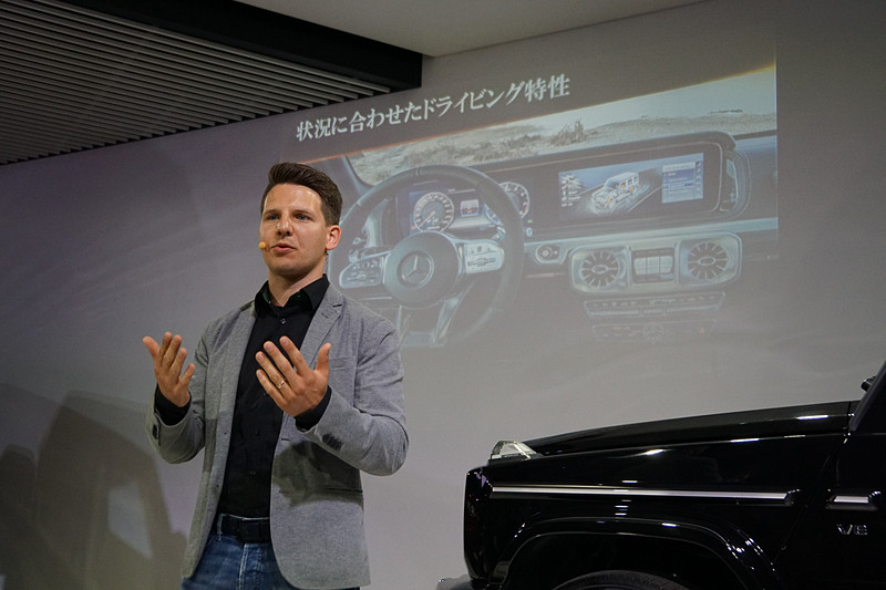 新型Gクラスの商品特徴を紹介するベルンハルト氏
