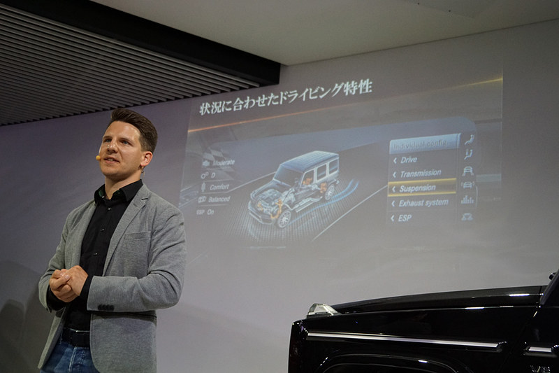 新型Gクラスの商品特徴を紹介するベルンハルト氏
