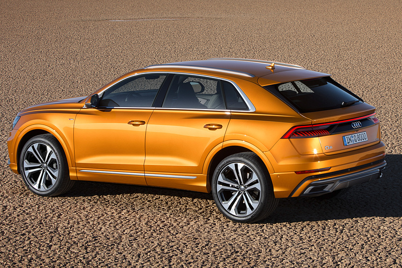 「Qファミリーの新しい顔」として設定されている八角形デザインのシングルフレームグリルを採用。特徴的な「quattroブリスター」を装着するホイールアーチの下に、最大22インチのホイールを設定