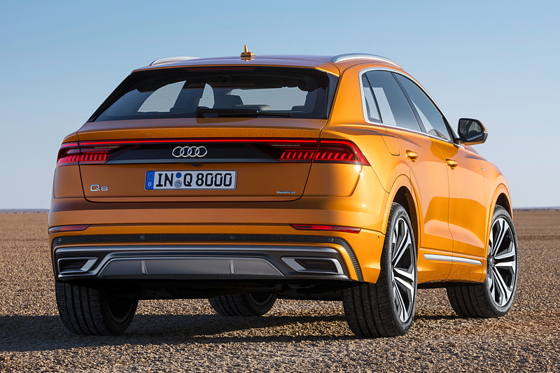 「Qファミリーの新しい顔」として設定されている八角形デザインのシングルフレームグリルを採用。特徴的な「quattroブリスター」を装着するホイールアーチの下に、最大22インチのホイールを設定