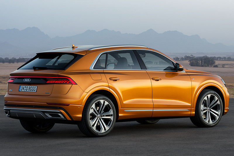 「Qファミリーの新しい顔」として設定されている八角形デザインのシングルフレームグリルを採用。特徴的な「quattroブリスター」を装着するホイールアーチの下に、最大22インチのホイールを設定