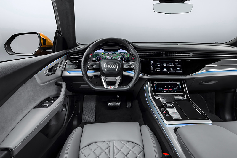 左右に連続するフラットなエアベントストリップなどが特徴的なQ8のインテリア