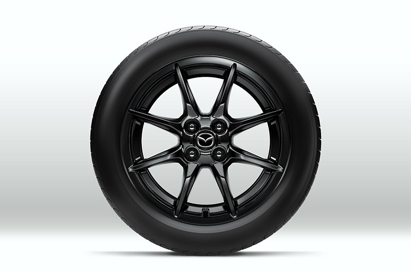 ブラックメタリック塗装の16インチアルミホイール