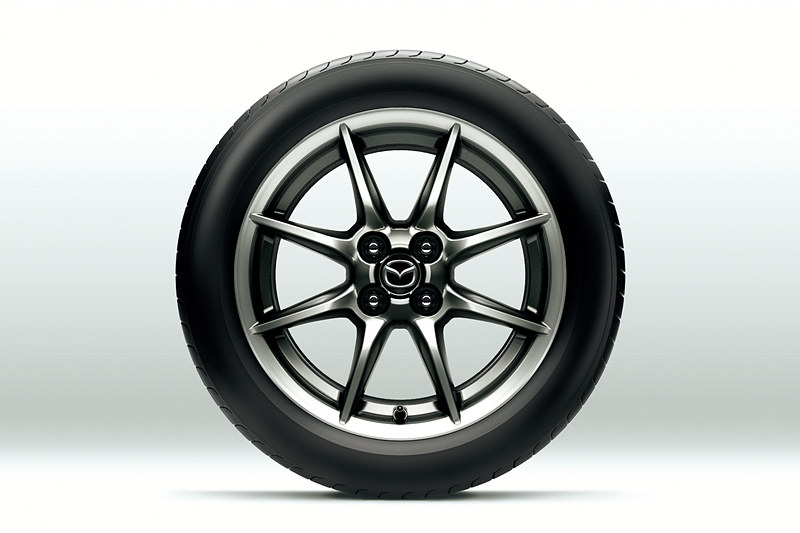 特別仕様車「Caramel Top」では、深みと輝きが特徴的な高輝度塗装の16インチアルミホイール（195/50 R16）をはじめ、ブラウンカラーのソフトトップやスポーツタン色のインテリアカラーを採用