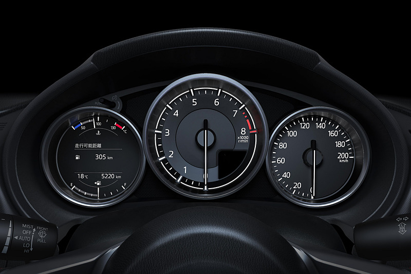 ソフトトップモデルではマルチインフォメーションディスプレイ（MID）にグラフィカルな表示が可能なTFTカラー液晶を採用（S Leather Package、特別仕様車「Caramel Top」、RSに採用）