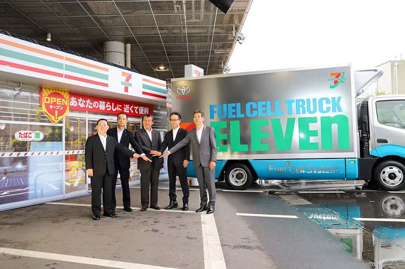 トヨタ自動車とセブン-イレブン・ジャパンが次世代型コンビニ店舗の共同プロジェクトに関する説明会を開催