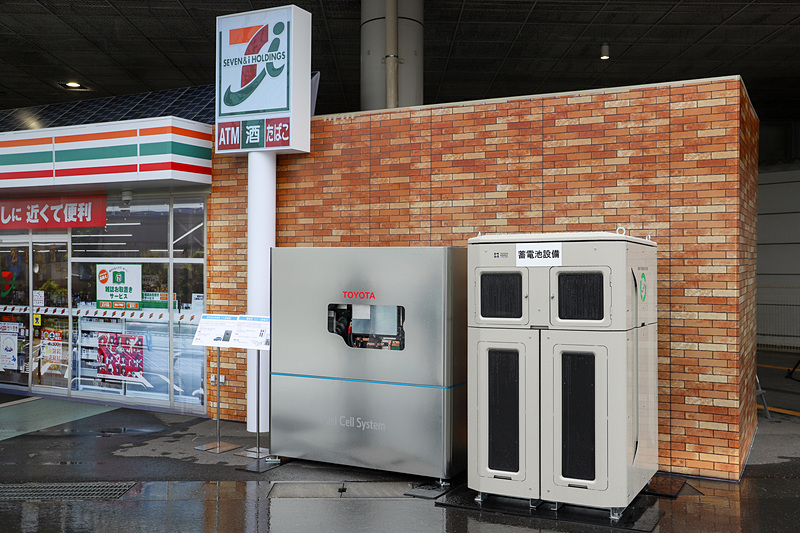 FC発電機（左）と、リユース蓄電池