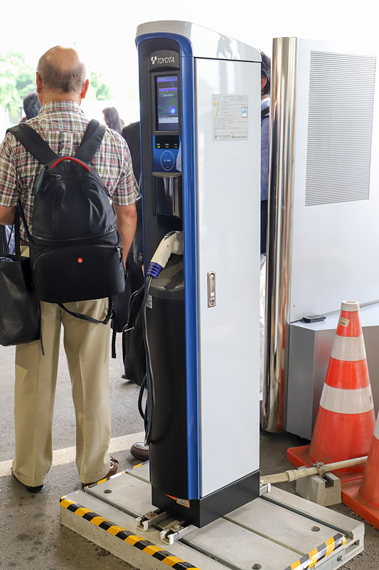 給電機能付き充電器