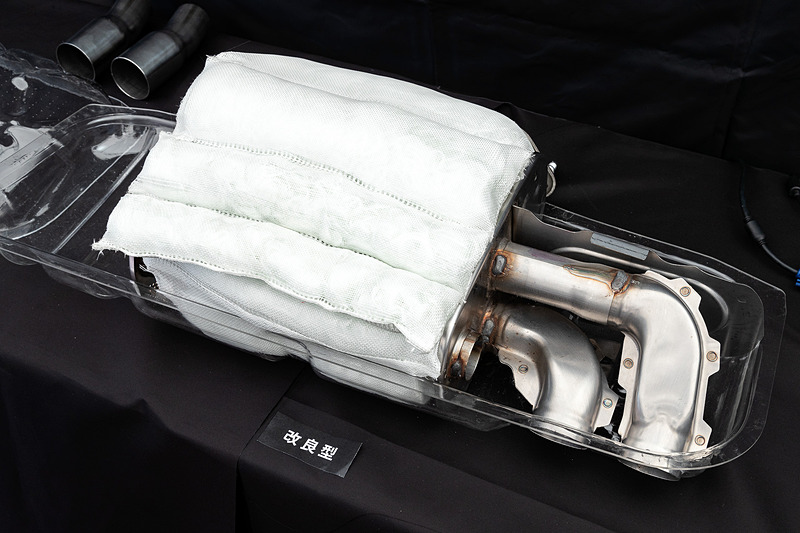 サイレンサーの構造も見直され、高周波ノイズをカットしながらこもり音を軽減。低回転から高回転までリニアで伸びのある力強いサウンドを実現した