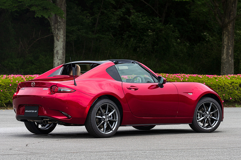 撮影車はリトラクタブルハードトップモデルの「ロードスター RF」（VSグレード/6速AT）。ボディサイズは3915×1735×1245mm（全長×全幅×全高）、ホイールベースは2310mm。価格は367万7400円