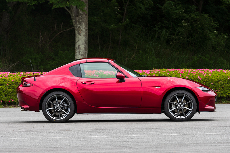 エクステリアでは、従来ではガンメタリック塗装だったアルミホイールのカラーを高輝度塗装に変更（RFのSおよびVSグレード）