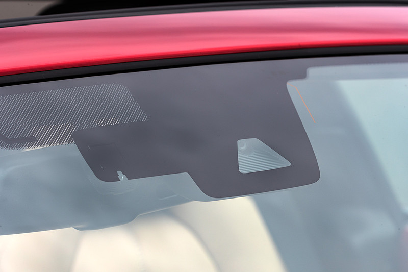 エクステリアでは、従来ではガンメタリック塗装だったアルミホイールのカラーを高輝度塗装に変更（RFのSおよびVSグレード）