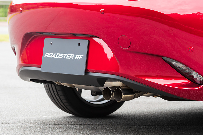 エクステリアでは、従来ではガンメタリック塗装だったアルミホイールのカラーを高輝度塗装に変更（RFのSおよびVSグレード）